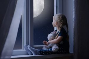 夜の窓辺の子ども　サイズ変更