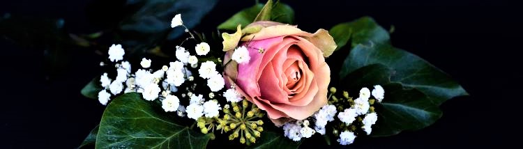 カスミソウとピンクのバラ