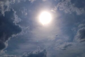 8月の太陽と雲