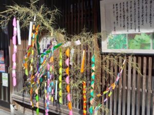 奈良井宿の街並み　軒先の七夕短冊