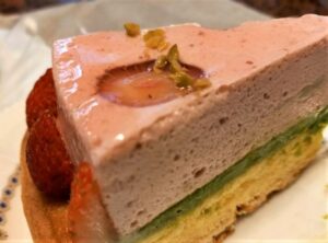 松本市のケーキ屋さんファイブホルンさんのピスタチオと苺のタルト