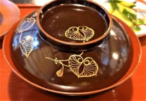 長野県奈良井宿のカフェ　江戸時代の漆器の器でぜんざいのお膳