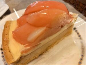 松本市のケーキ屋さんファイブホルンさんの白桃のタルト
