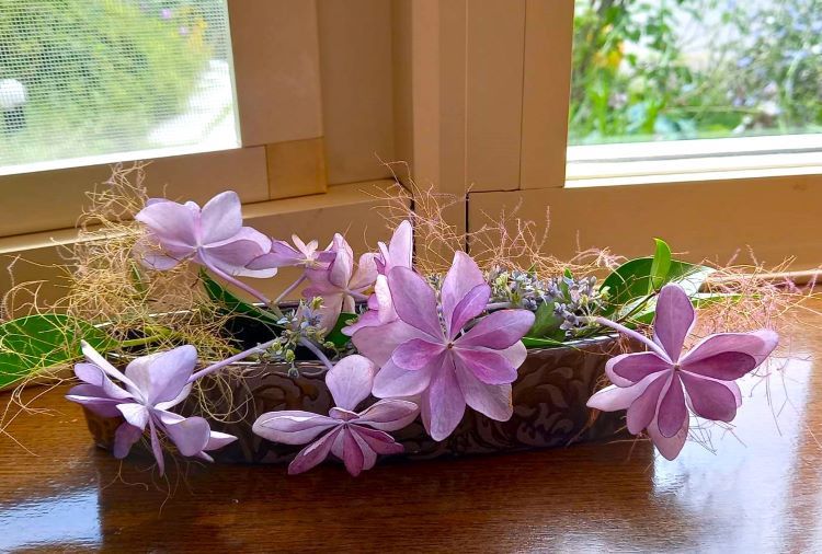 窓辺の紫陽花の生け花