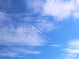 交わる飛行機雲 １０月１９日の安曇野の空