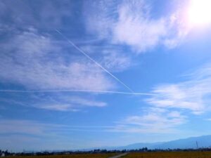 交わる飛行機雲 １０月１９日の安曇野の空