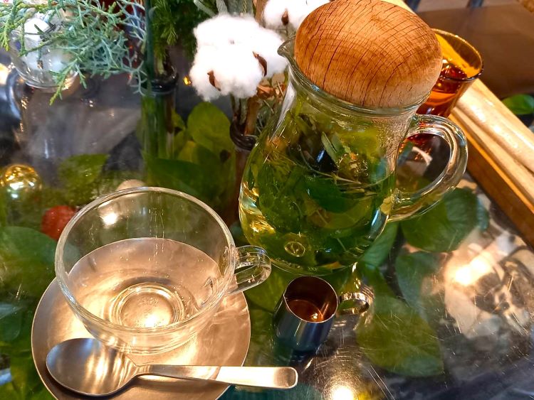 青山フラワーカフェのハーブティとカップ