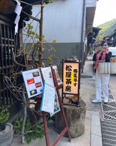 奈良井宿のカフェの前でまさこ