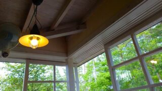 カフェ七か月の窓とランプ