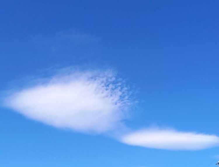 10月の空に浮かぶ雲