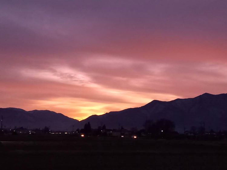 安曇野の冬の夕暮れと山