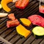 牛肉を鉄板で焼く