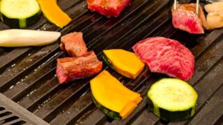 牛肉を鉄板で焼く