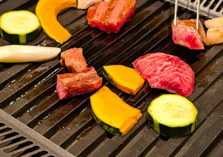 牛肉を鉄板で焼く