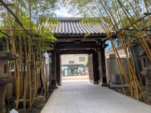 梅窓院の門　内側から