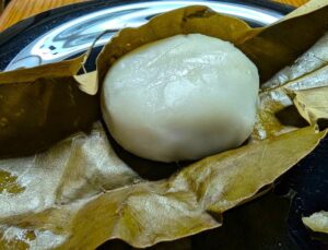 朴葉巻き　２０２５の４　粒あん