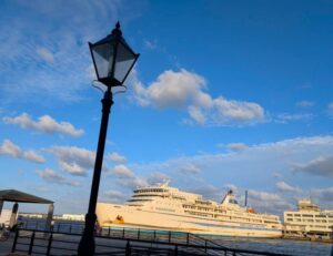 佐渡　おけさ丸の出港