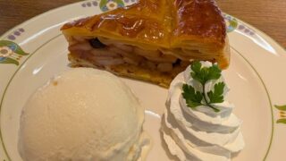 万平ホテルのカフェ　アップルパイとアイス添え