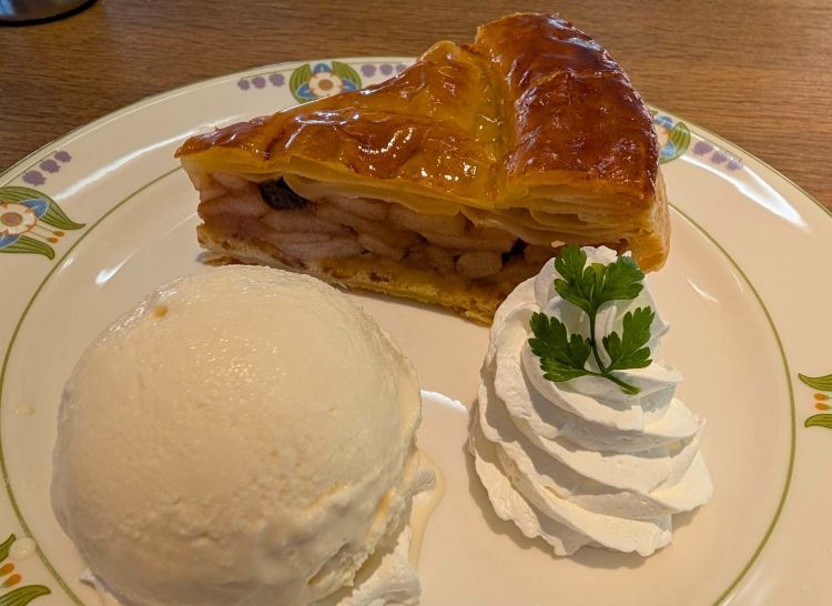 万平ホテルのカフェ　アップルパイとアイス添え