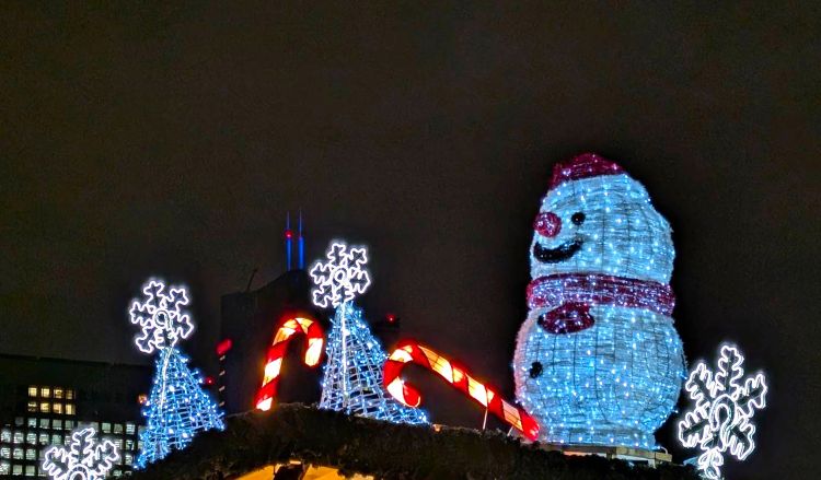 クリスマスマーケットのイルミネーション　雪だるま