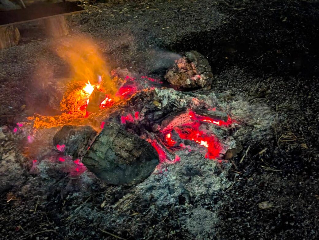 2026年元旦の穗高神社の焚火あと