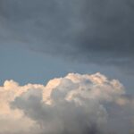 夏の夜空の入道雲