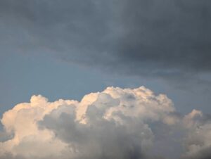 夏の夜空の入道雲