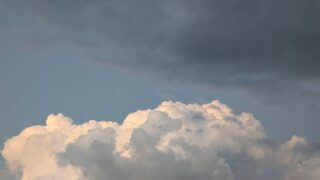 夏の夜空の入道雲