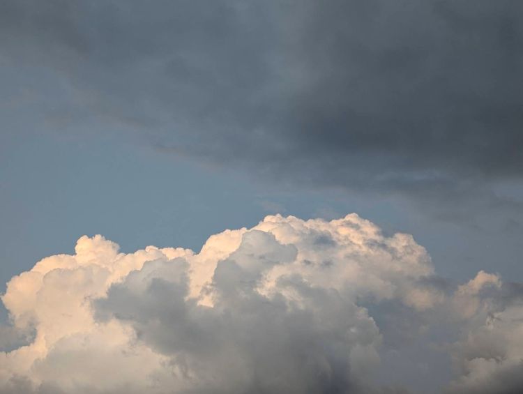 夏の夜空の入道雲